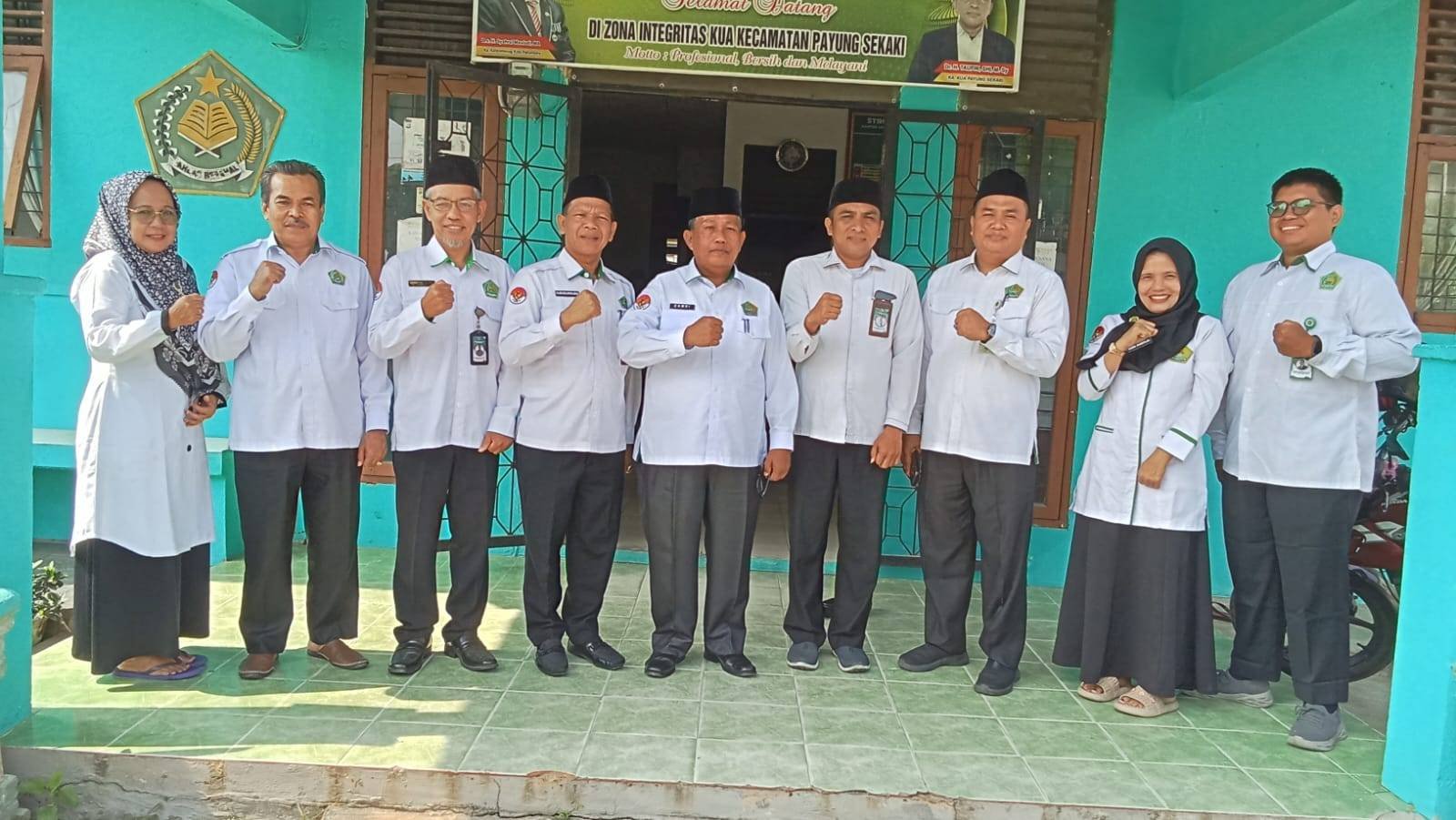 Ka. KUA Payung Sekaki Sambut Kedatangan Tiga Pejabat Kemenag