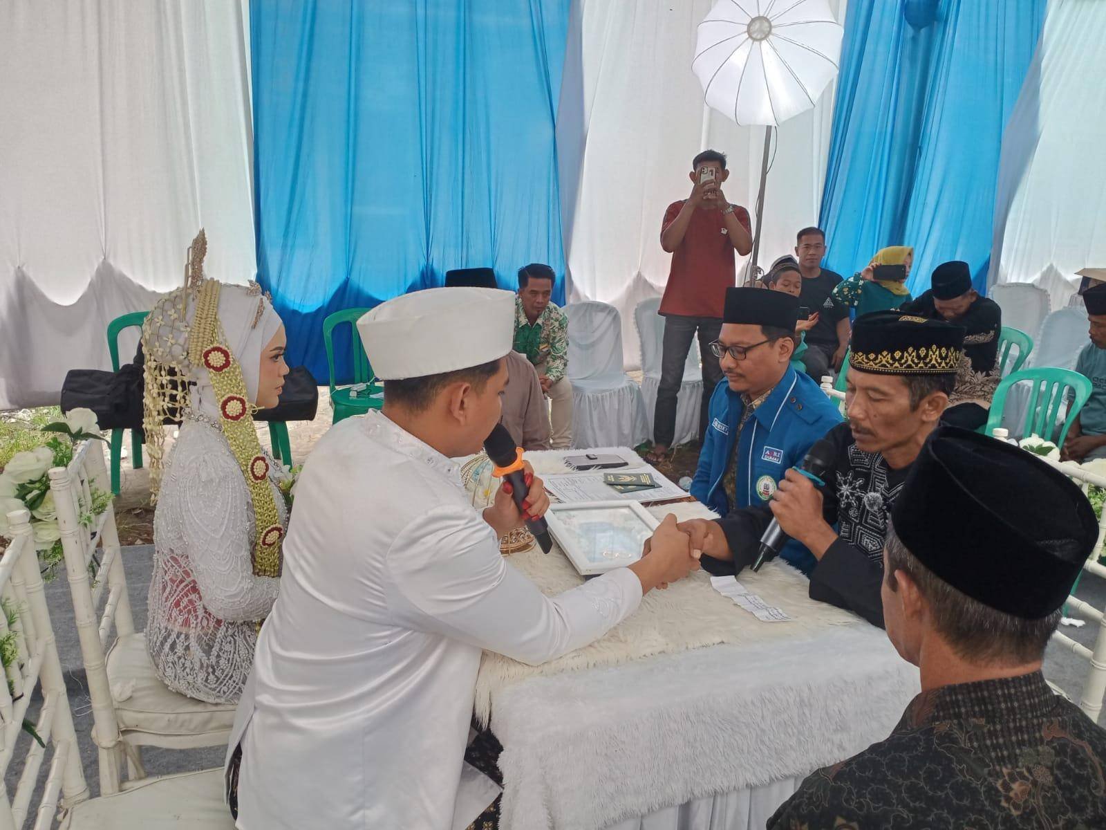 Di Masa WFA, Kepala KUA Medang Kampai Pastikan Layanan KUA Tetap Optimal; Empat Pasang Catin Dinikahkan