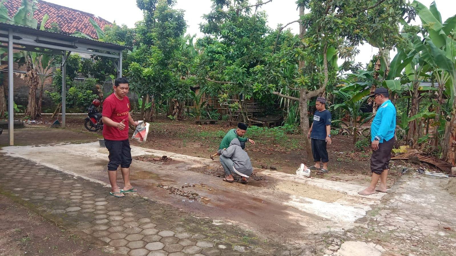KUA Sekampung Udik Gotong Royong Memplester Area Parkiran Kantor Bersama Pegawai