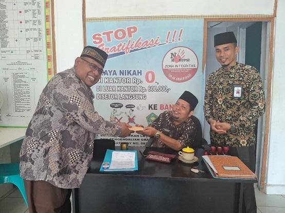 Kepala KUA Bengkalis Serahkan Santunan Bela Sungkawa kepada Staf