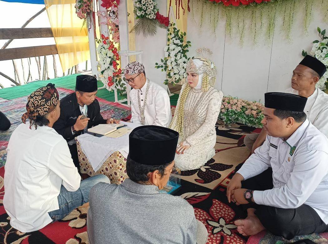 Kepala KUA Kuala Indragiri Pimpin Prosesi Akad Nikah Ari Wibowo dan Langen Angela di Desa Sungai Bela