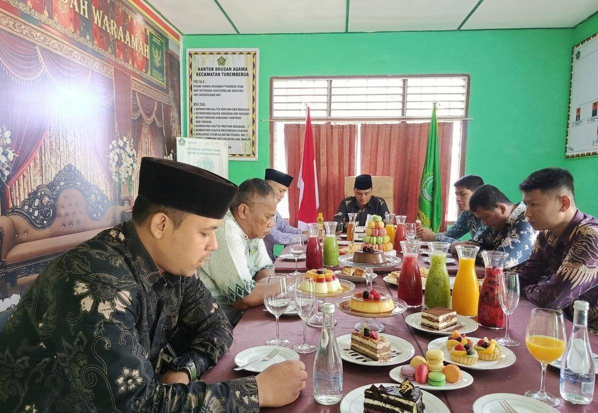 Hangatnya Syawal di KUA Tuhemberua: Momentum Halal Bihalal Pererat Kebersamaan Pegawai