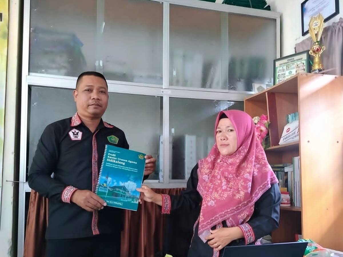 Perkuat Basis Data Sektoral, KUA Sidikalang Serahkan Buku Profil ke Kemenag Dairi