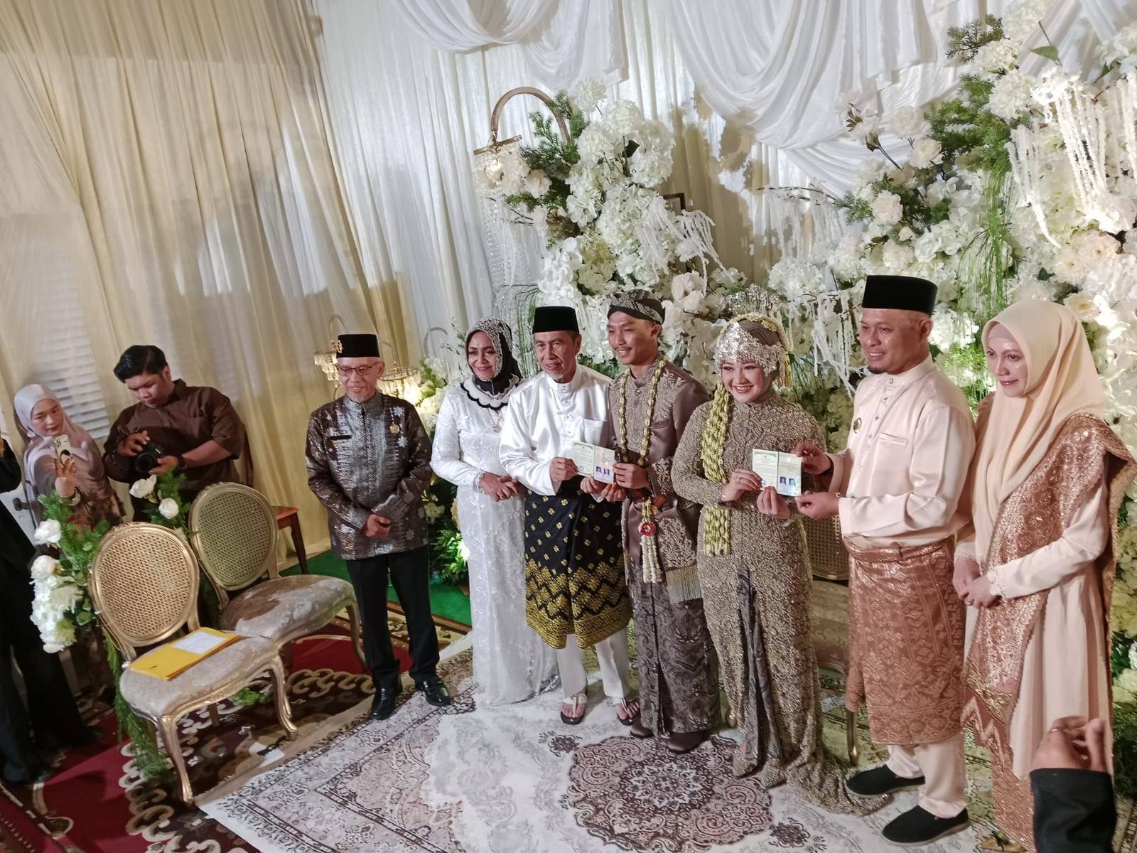  Perdana, Pasca Dilantik Ka. KUA Pekanbaru Kota Pimpin Pernikahan Yang Saksinya Walikota dan Gubernur Pada Masanya.