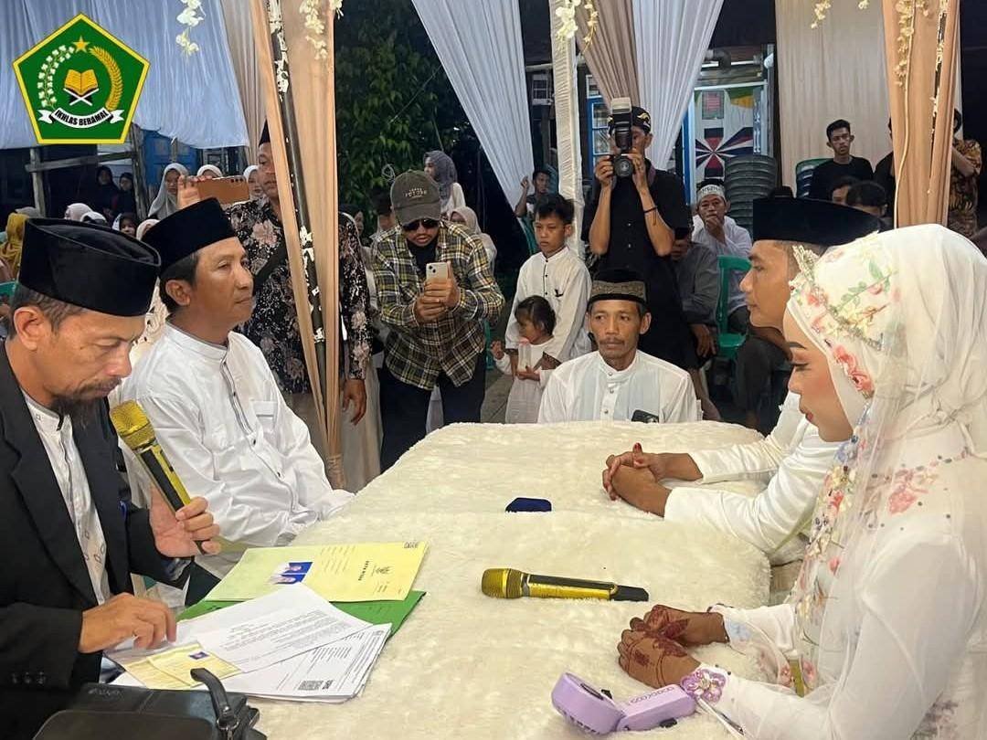 Ka. KUA Tanah Merah Pimpin Langsung Akad Nikah Eko dan Nayla di BTN Pulau Sambu