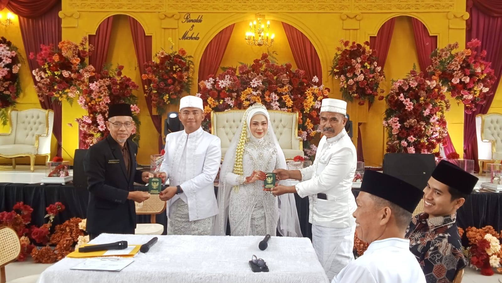 Ka. KUA Pekanbaru Kota Pimpin Langsung Akad Nikah Rinaldi dan Michela 