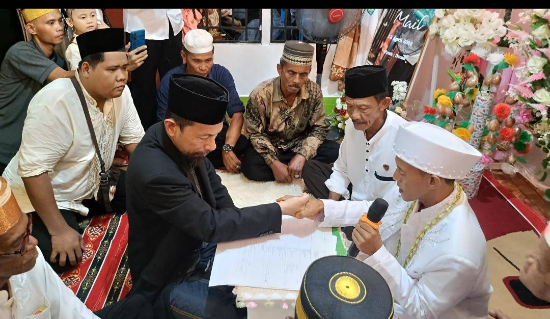 Berlangsung Khidmat, Ka. KUA Tanah Merah Pimpin Akad Nikah Ismail dan Nita Esti Riyani
