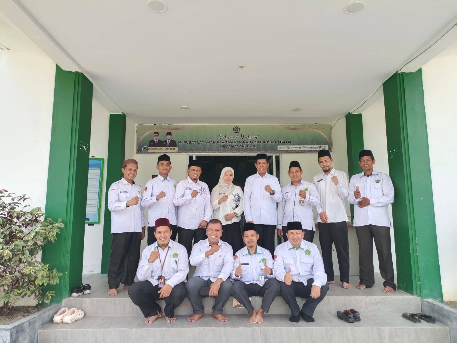 Ka.KUA Siak Sambut Kedatangan Kabid Urais Ke Kantornya.