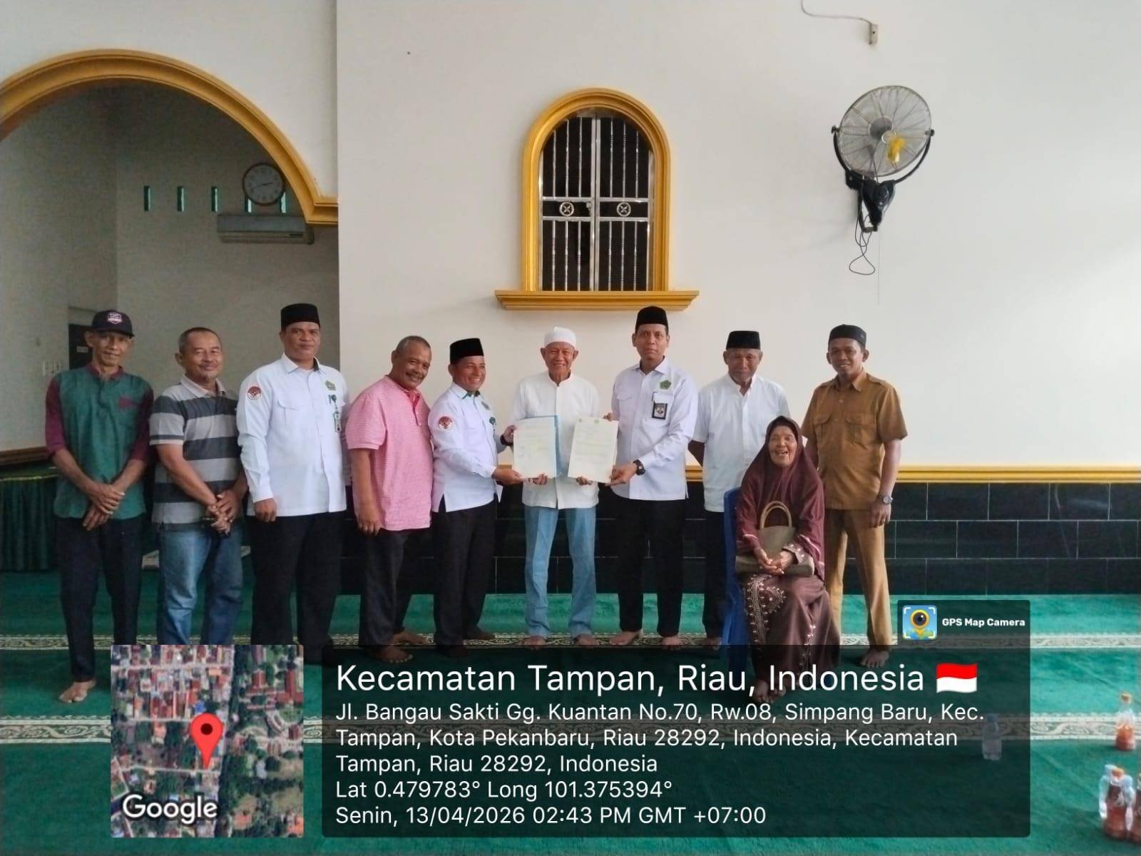 KUA Binawidya Serahkan Akta Ikrar Wakaf Masjid Al Muthmainnah sebagai Bentuk Kepastian Hukum Aset Umat