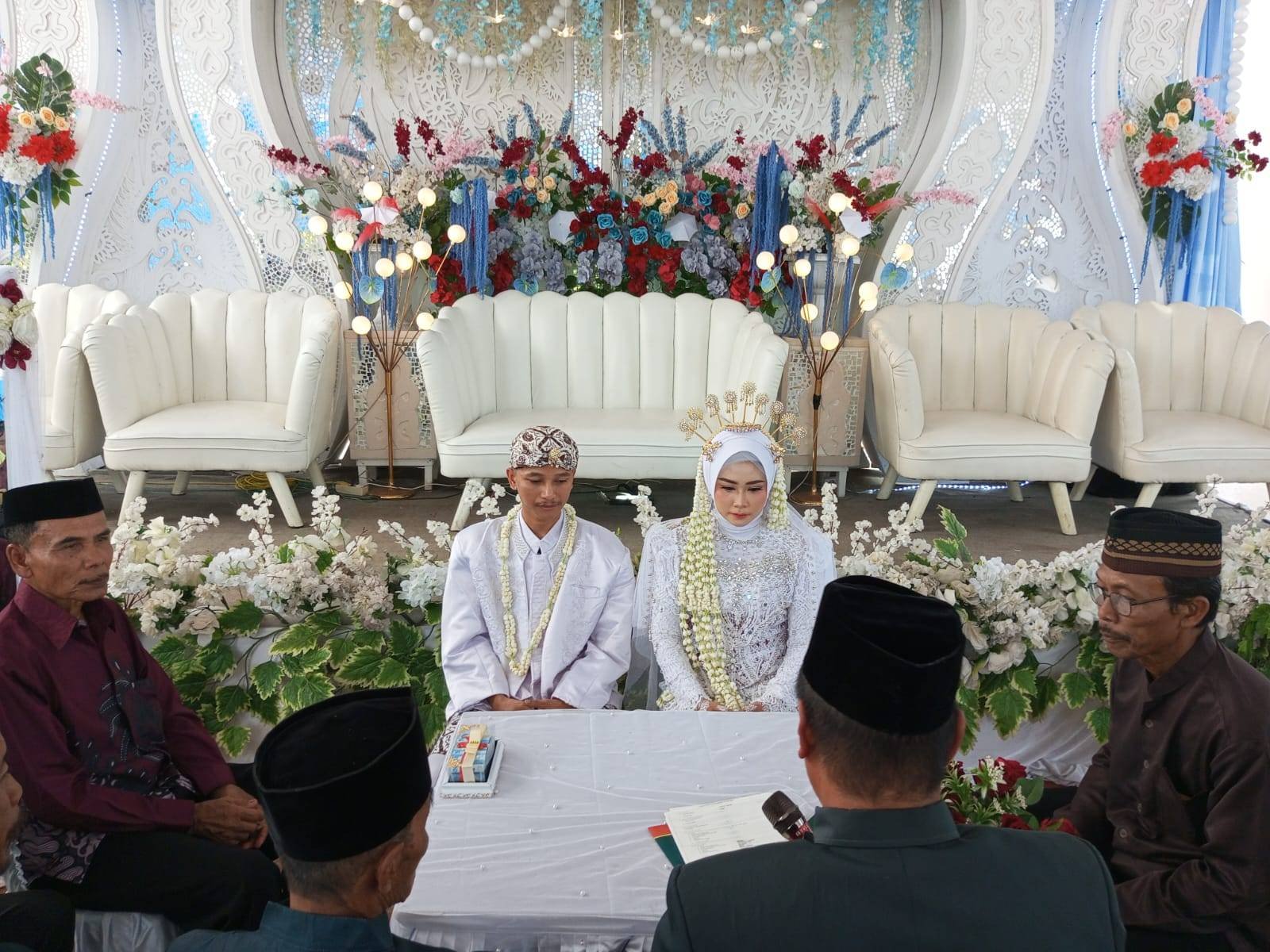 Kepala KUA Pasir Sakti Laksanakan Pernikahan Dandi Saputra dan Eni Luvita Sari