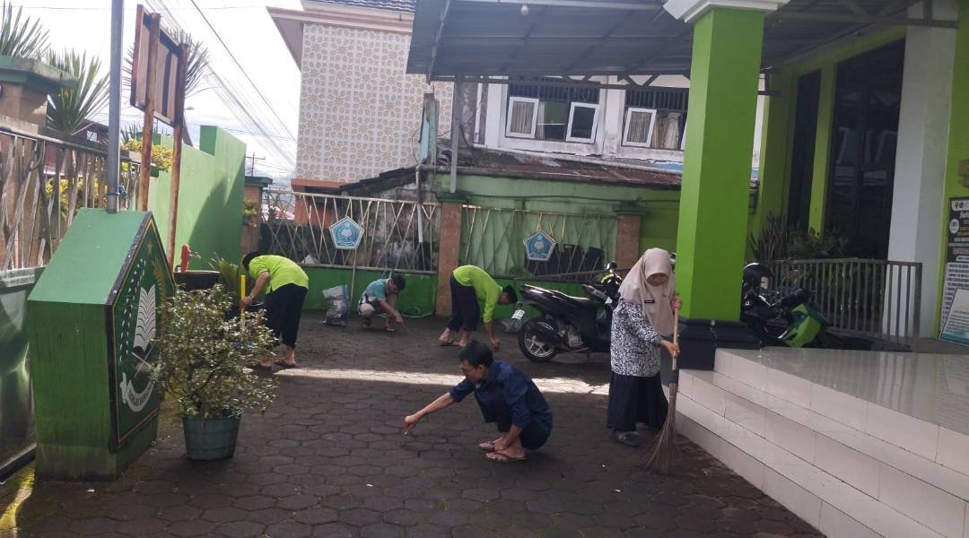 Menghidupkan Ajaran Islam: GEMAH ASRI KUA Karangkobar Wujudkan Pelayanan Bersih dan Berkualitas