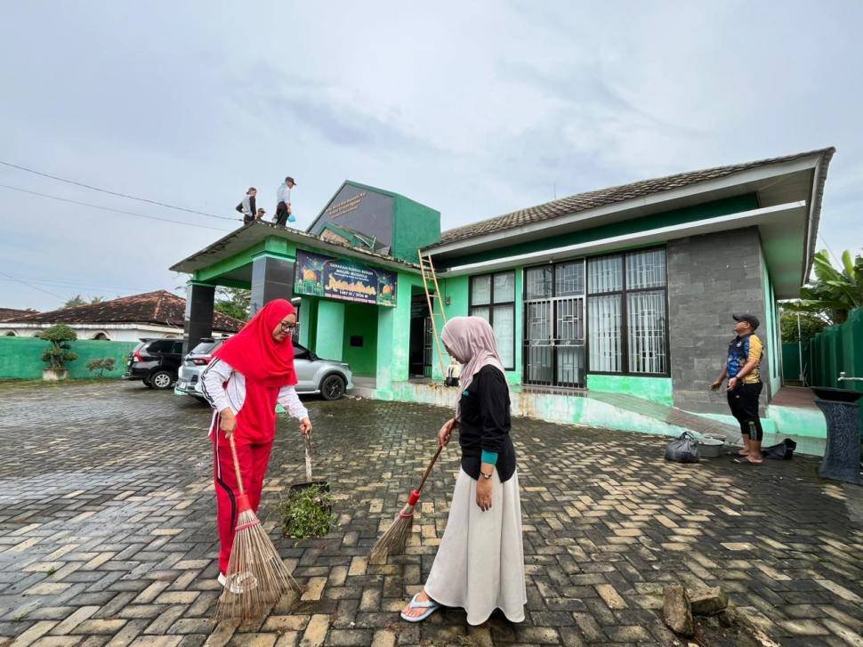 KUA Metro Kibang Gotong Royong Perbaiki Fasilitas Kantor