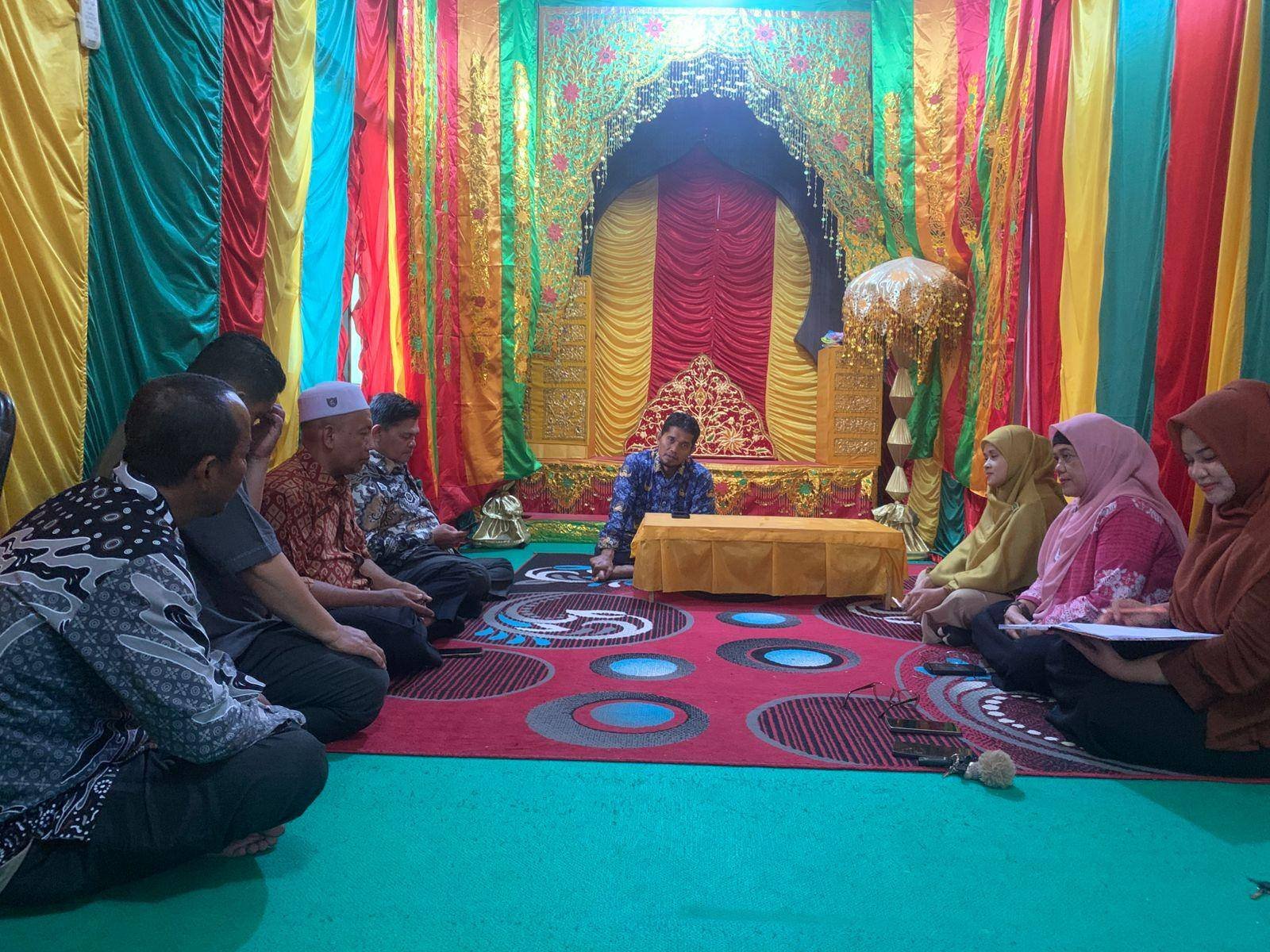 Kepala KUA Sukajadi Gelar Rapat Perdana dengan Penghulu dan Staf