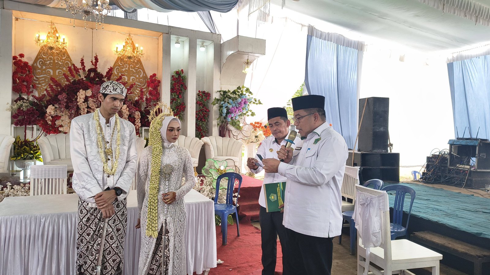 KUA Sekampung Udik Serahkan KTP KK Pasca Nikah