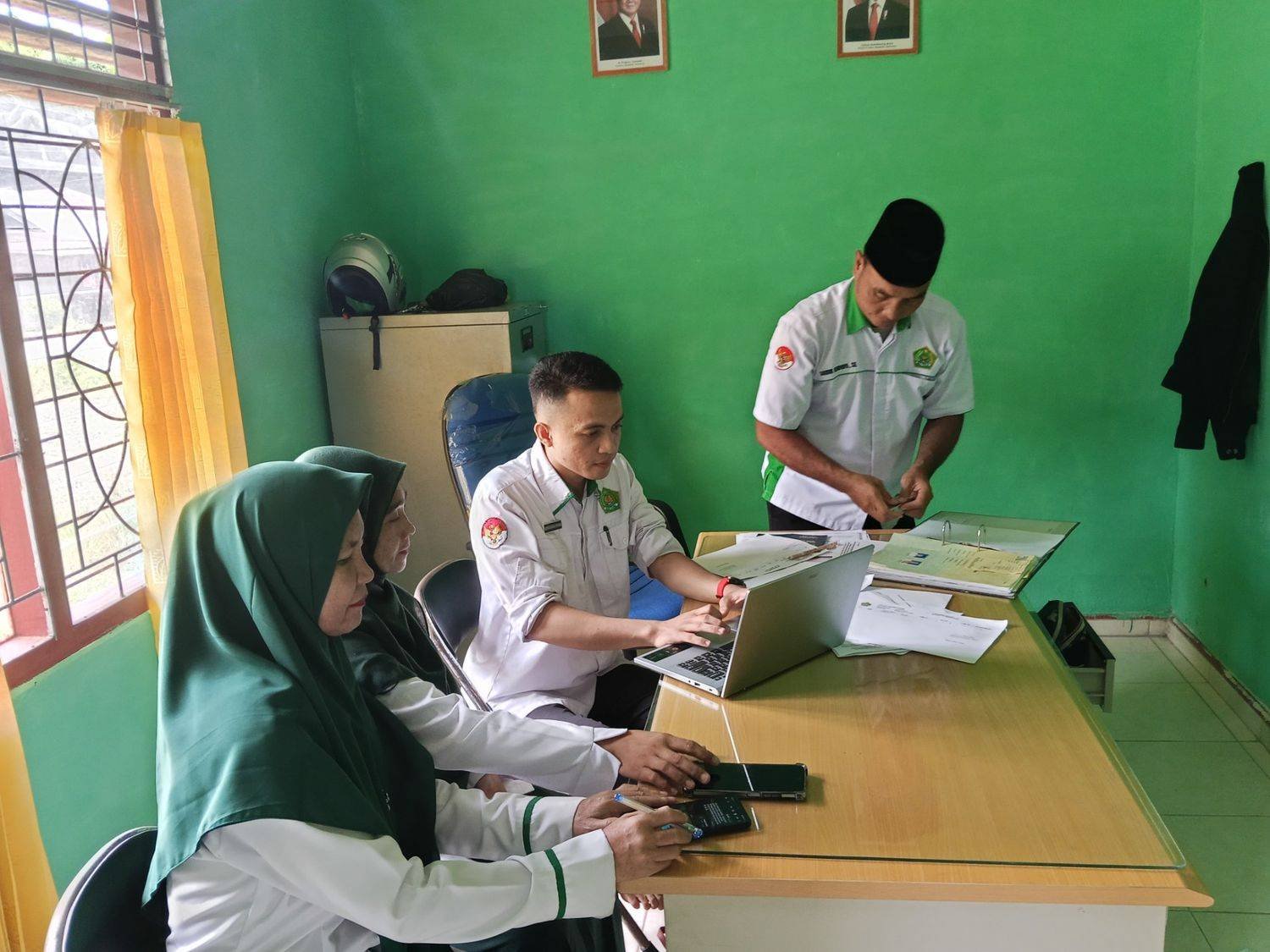 Perkuat Akuntabilitas, KUA Tuhemberua Susun Laporan Rekap Nikah dan Data Umat