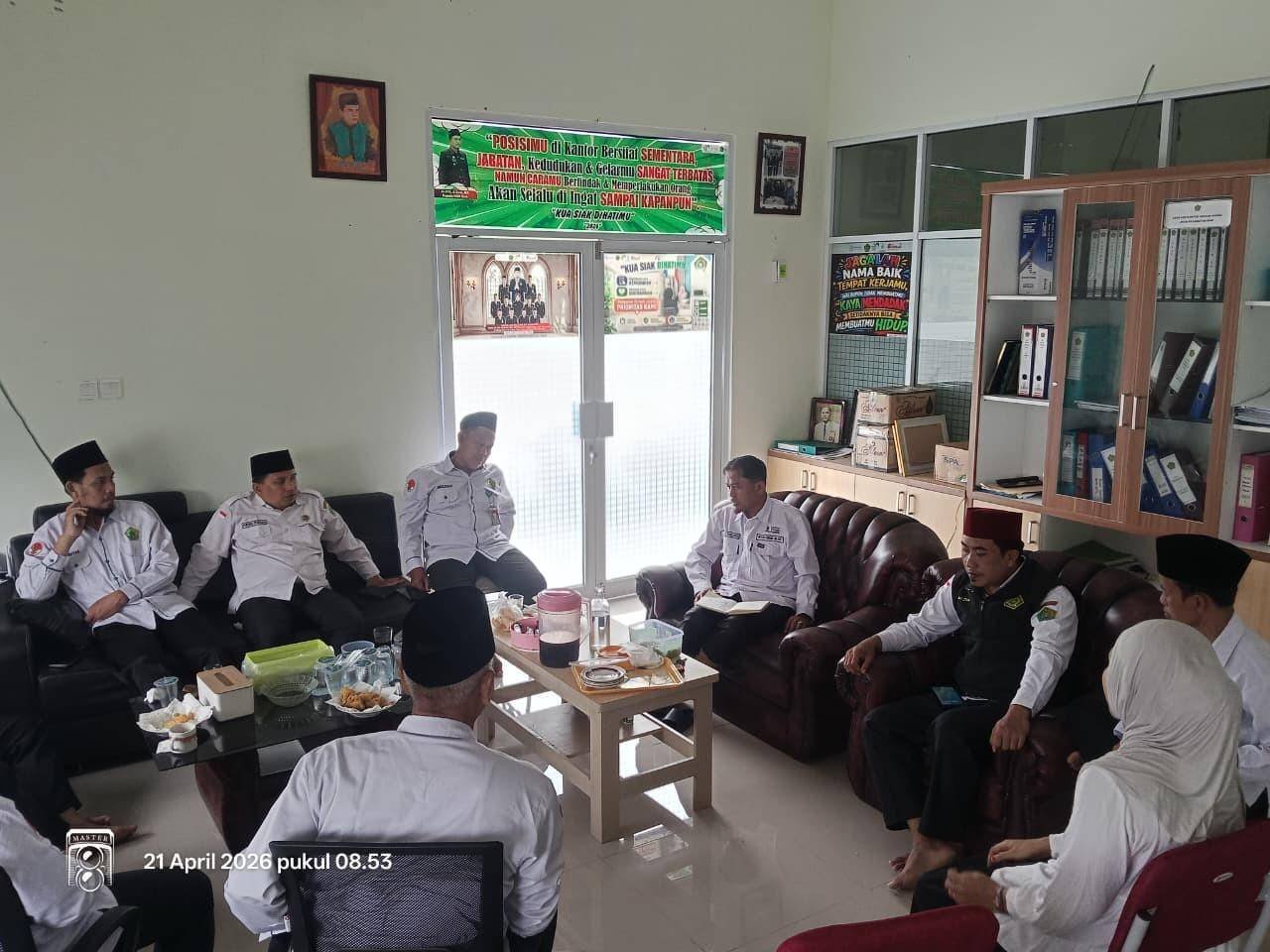 Ka. KUA Siak Gelar Rapat Internal ; Perkuat Kinerja dan Tingkatkan Pelayanan Umat