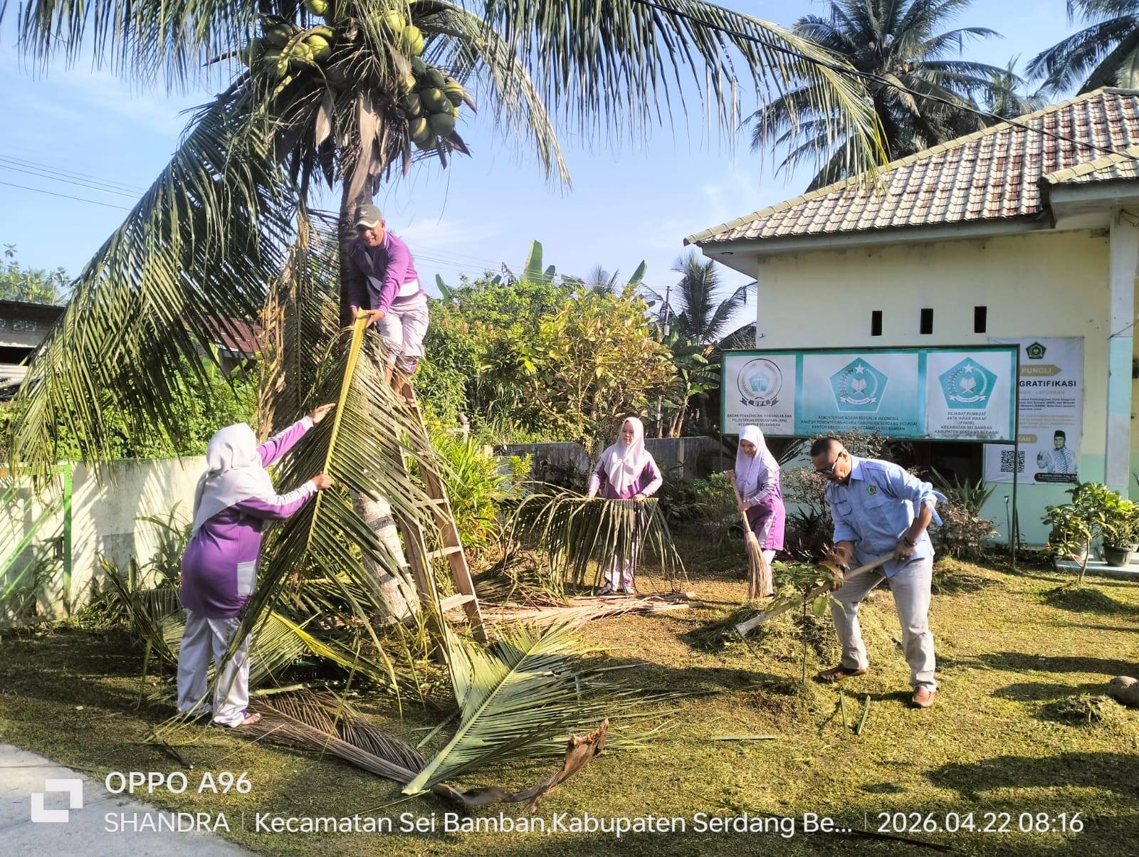 Menuju Pelayanan Prima, KUA Sei Bamban Perkuat Semangat Kerja Lewat Gotong Royong