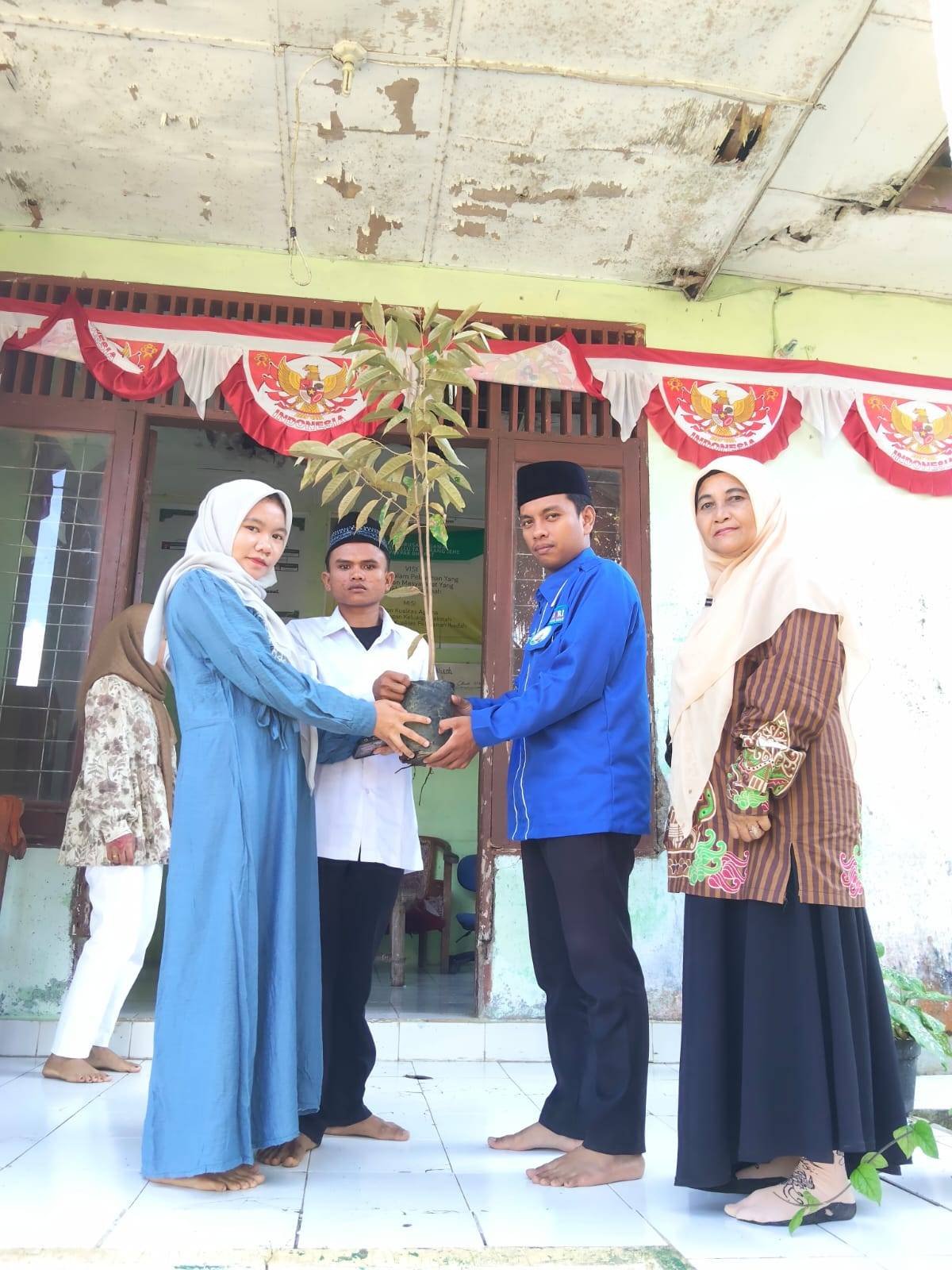 Lestarikan Alam, Catin KUA Sitellu Tali Urang Jehe Serahkan Bibit Pohon Usai Bimwin