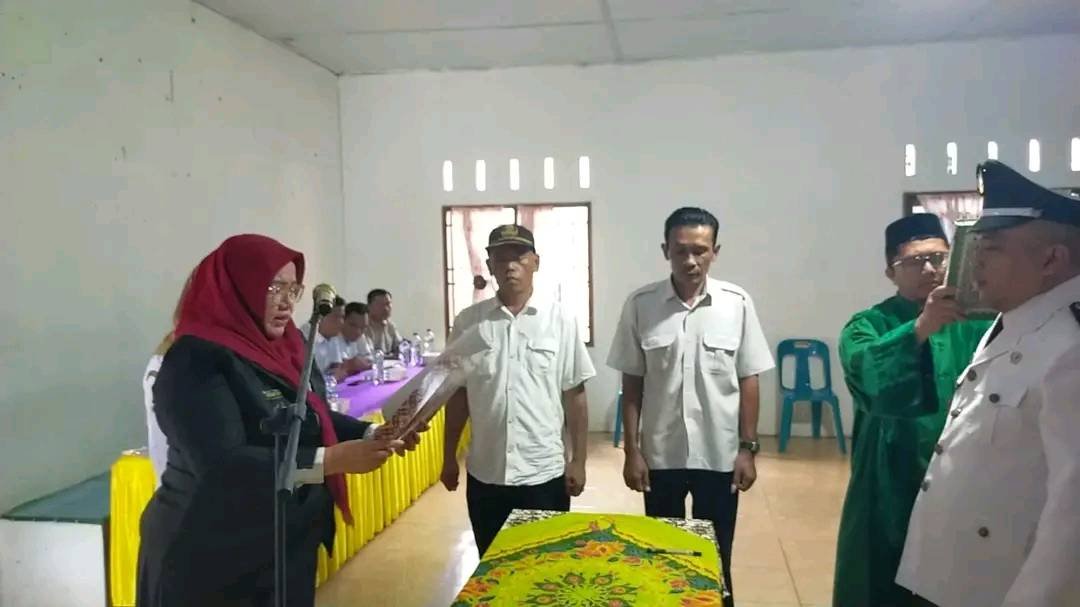 Prosesi Penuh Makna, Ka.KUA Bandar Pasir Mandoge Dampingi Sumpah Jabatan Kades Suka Makmur