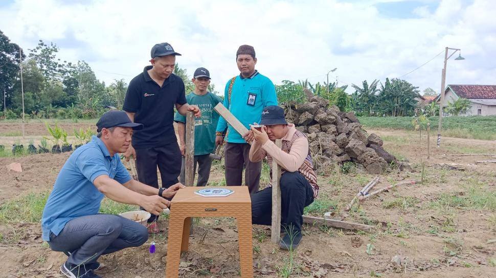 Kepala KUA Labuhan Ratu Pimpin Pengukuran Arah Kiblat Masjid