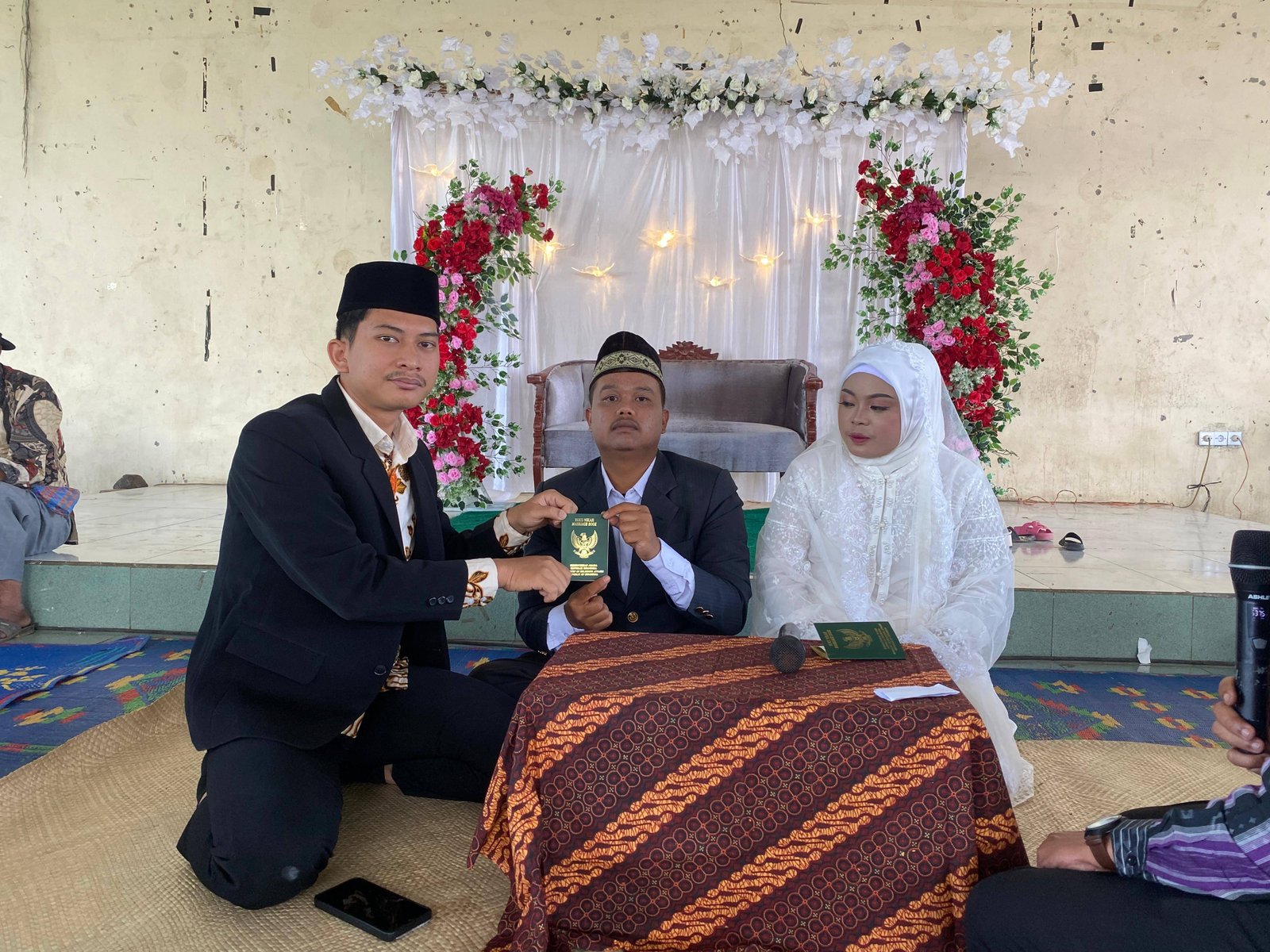 Penghulu KUA Payung Pandu Ijab Qabul Pengantin Mualaf : Bertekad Jadi Muslim Kaffah