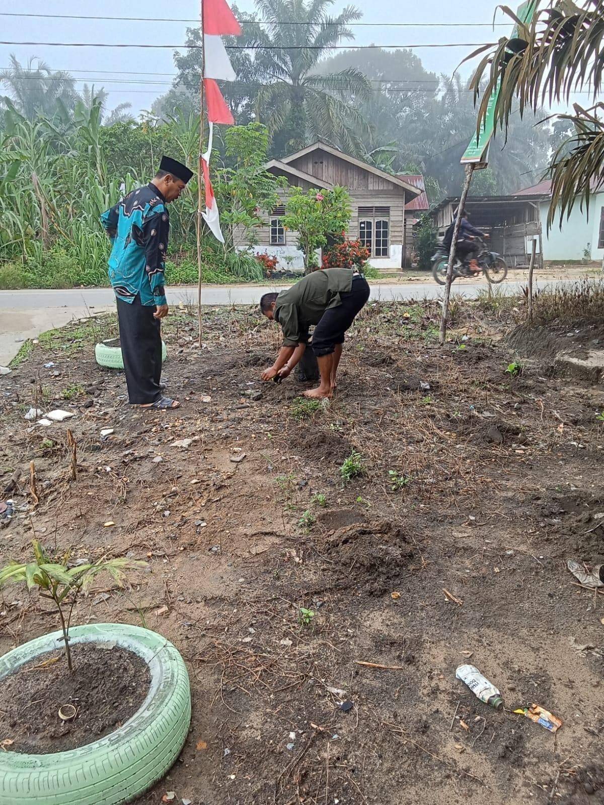 Wujudkan Kantor Asri, KUA Bandar Petalangan Tanam Pohon Bersama