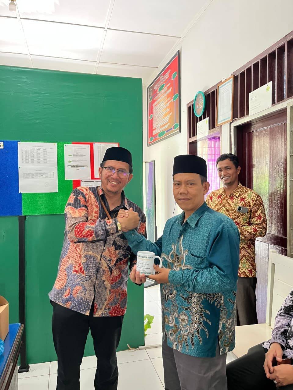 Apresiasi Kinerja, Kepala KUA Padang Sidempuan Utara Serahkan Cindramata kepada Penyuluh Berdedikasi