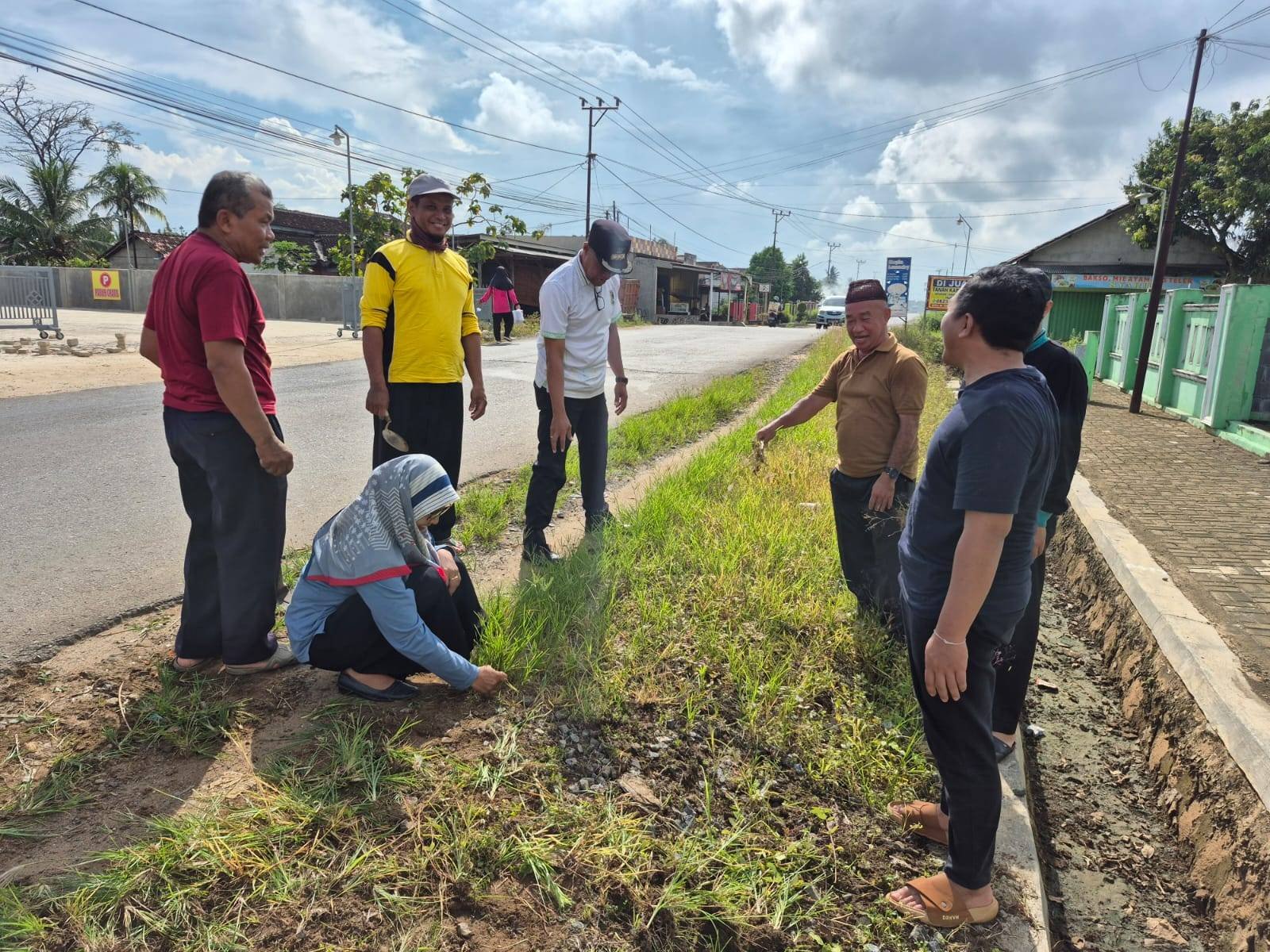 KUA Sekampung Gelar Bersih Jumat Dukung GEMAH ASRI