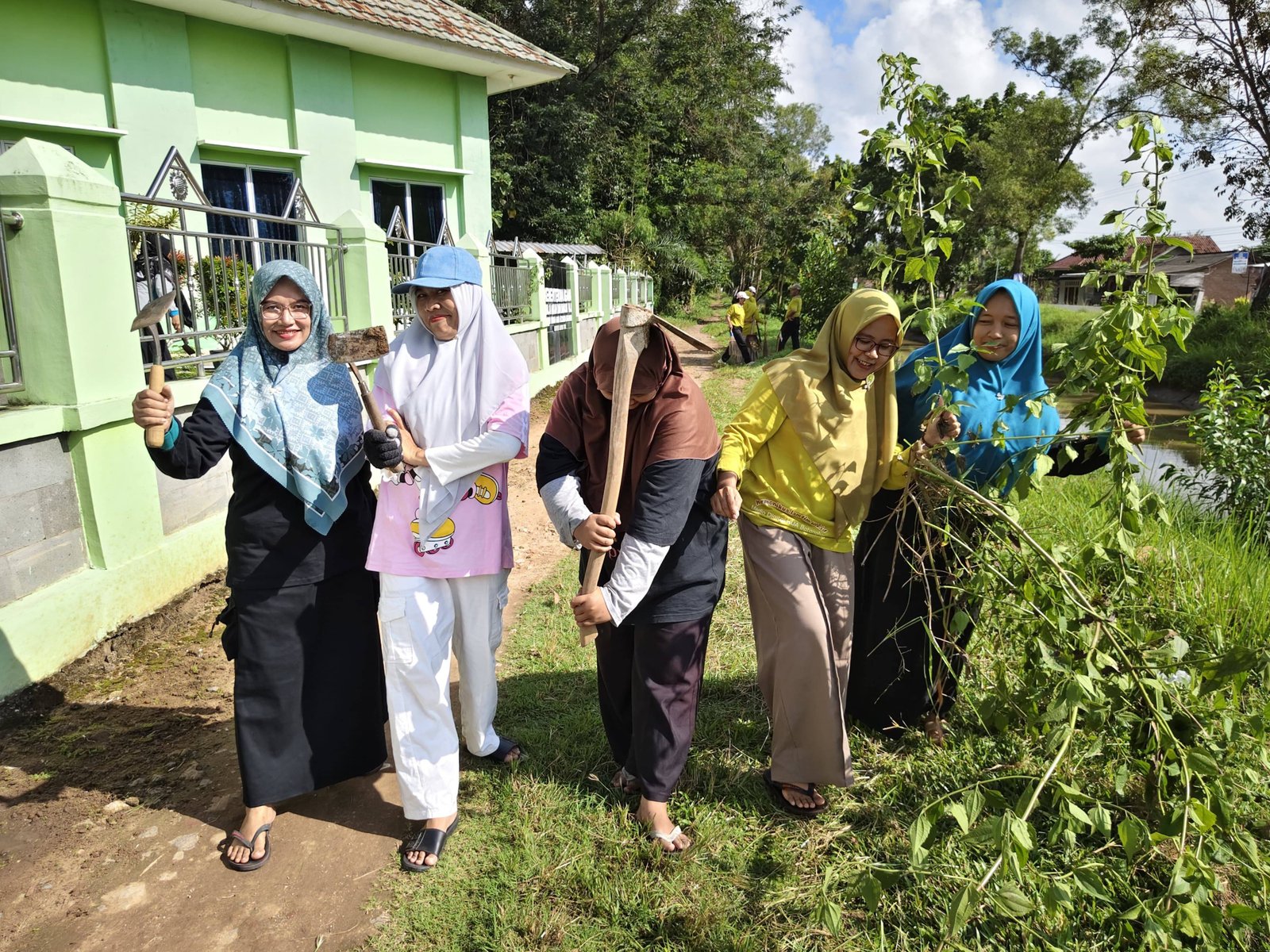 KUA Batanghari Gelar GEMAH ASRI Bersih Jumat