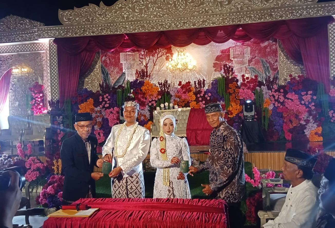 Ka. KUA Pekanbaru Kota Pimpin Prosesi  Akad Nikah  Mutiara & Nanda Di Gedung Graha Permata 