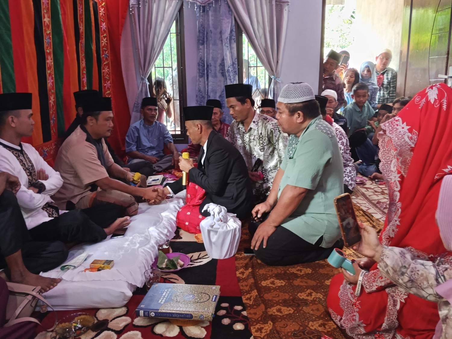 Ahad Gembira, KUA Tuhemberua Catat Pernikahan di Fofola