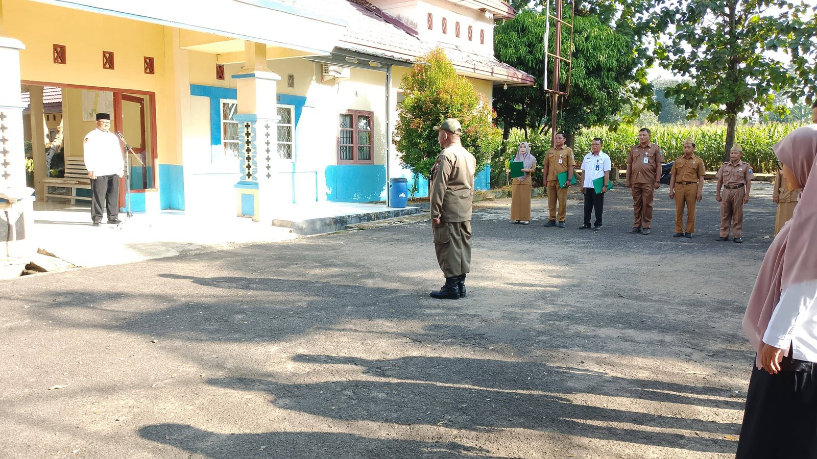 Kepala KUA Way Sulan Jadi Pembina Apel Pagi, Tekankan Disiplin sebagai Wujud Syukur