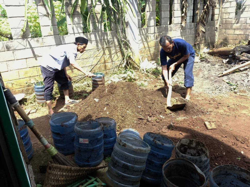 KUA Bandar Sribhawono Peremajaan Tanaman Lingkungan Kantor