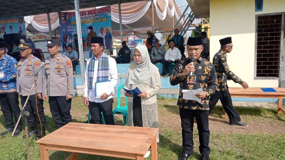 Penghulu KUA Labuhan Maringgai Pimpin Doa HUT Desa Srigading