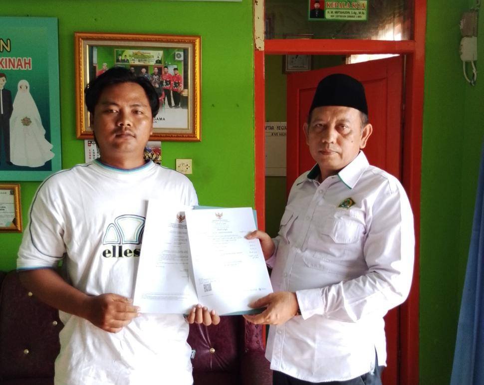 Kepala KUA Way Bungur Serahkan Sertifikat Halal Gratis Pelaku Usaha 