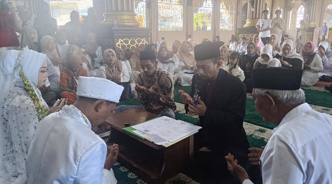 Pimpin Akad Nikah di Masjid Besar Nurul Jama’ah, Kepala KUA Tanah Merah Pesankan Keluarga Sakinah