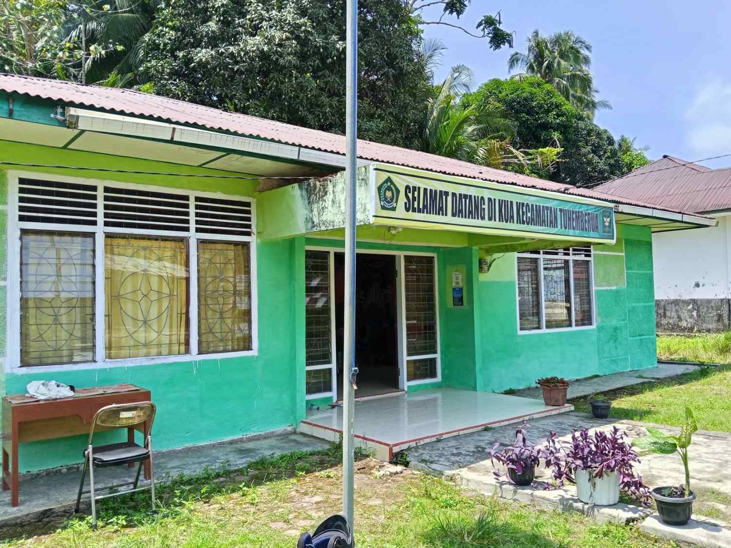 Gerakan KUA Asri: KUA Tuhemberua Perindah Kantor Lewat Gotong Royong