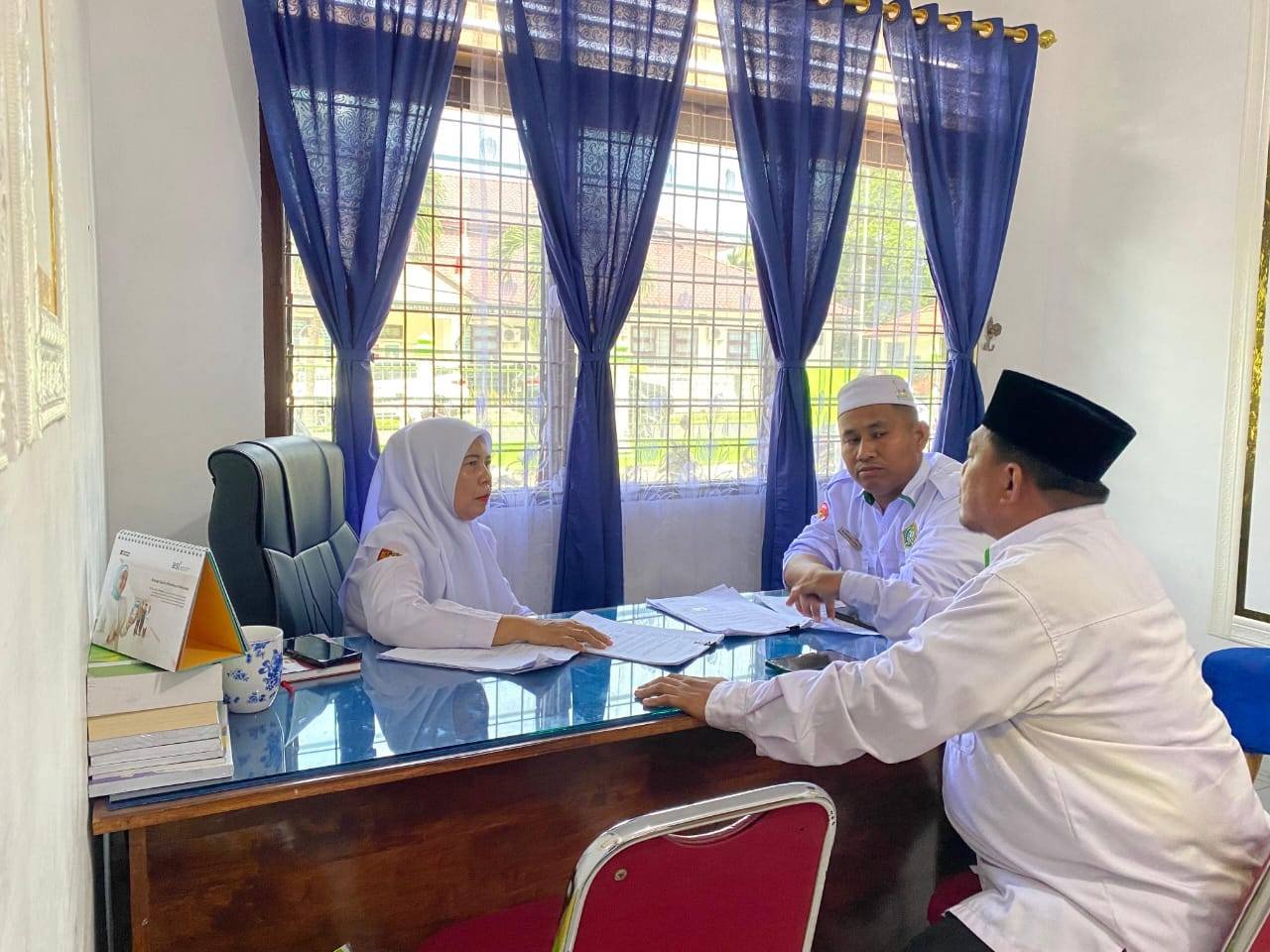 Ka. KUA Sei Kepayang Didampingi Staf Daftarkan Sertifikasi Tanah Wakaf di Kemenag Asahan