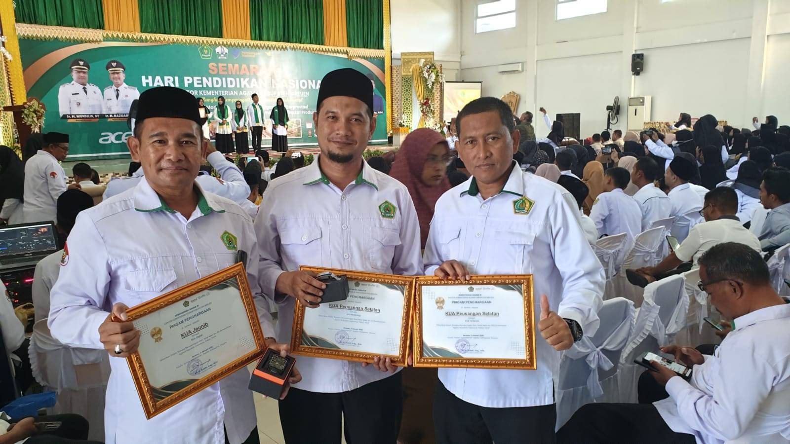 Kakanwil Kemenag Aceh Serahkan Penghargaan Kepada KUA Peusangan Selatan dan KUA Jeunieb Pada Peringatan Hardiknas Kankemenag Bireuen