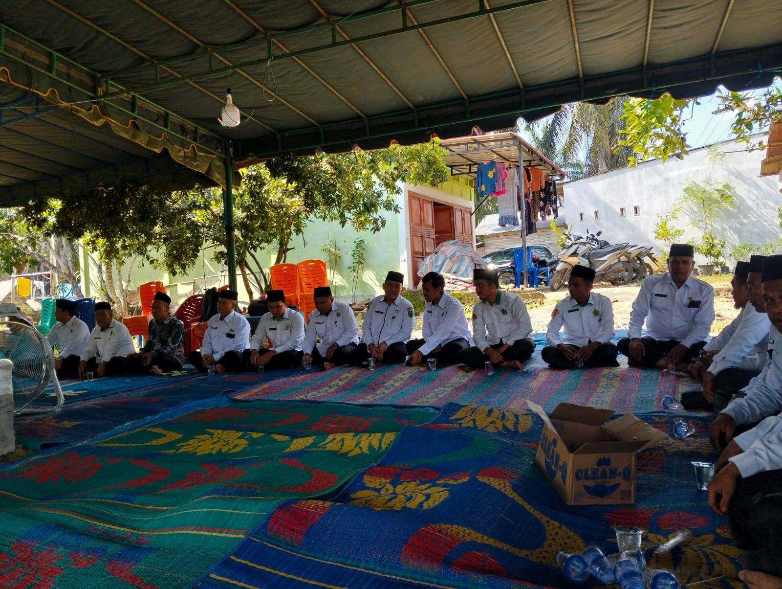 Penuh Khidmat, Plt Ka KUA Aek Nabara Barumun dan Penghulu Takziyah Bersama Bagi ASN Kemenag Palas