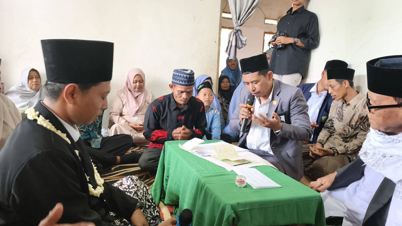 Penghulu KUA Sekampung Udik Pimpin Doa Akad Nikah