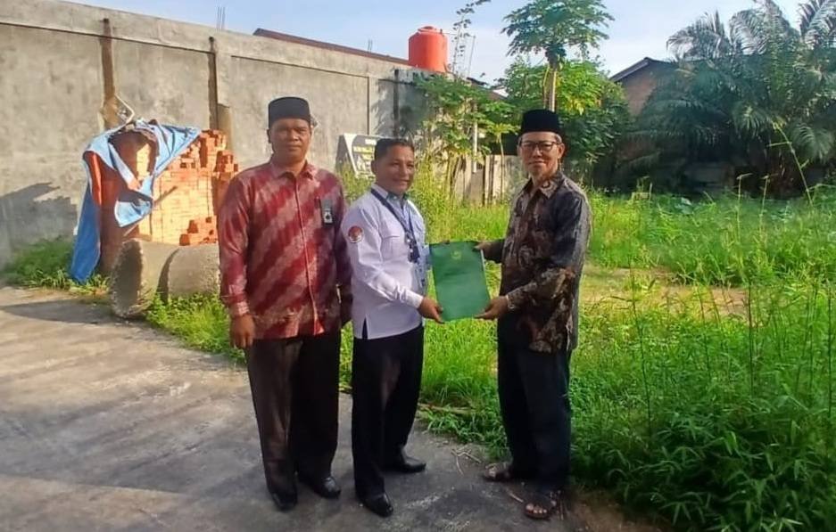 Kepala KUA Binawidya Survey Tanah Wakaf Mushalla di Jl. Delima Kecamatan Binawidya