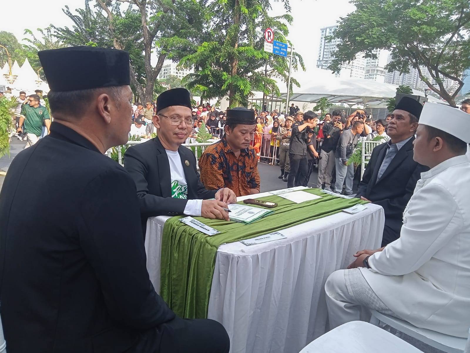 Kepala KUA Medan Perjuangan Pimpin Akad nikah di CFD Lapangan Merdeka