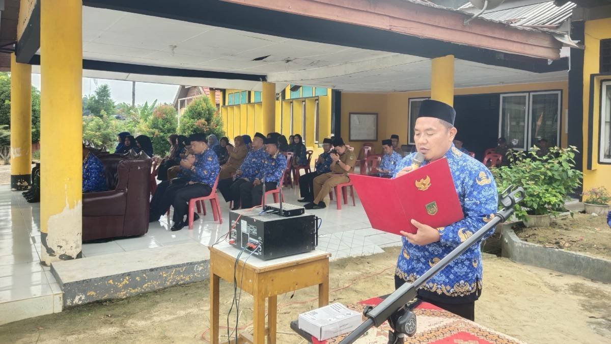 Kepala KUA Simpang Kanan Pimpin Doa, Peringatan Hardiknas 2026 Berlangsung Khidmat dan Penuh Makna
