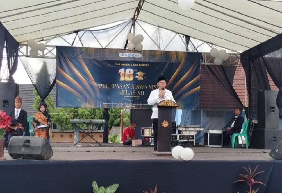 Kepala KUA Way Bungur Pimpin Doa Pelepasan Siswa SMKN