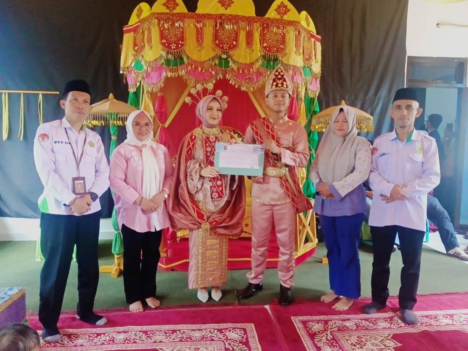 KUA Dungingi dan Dukcapil Gorontalo Kolaborasi, Pengantin Langsung Terima KTP dan KK Saat Akad Nikah 