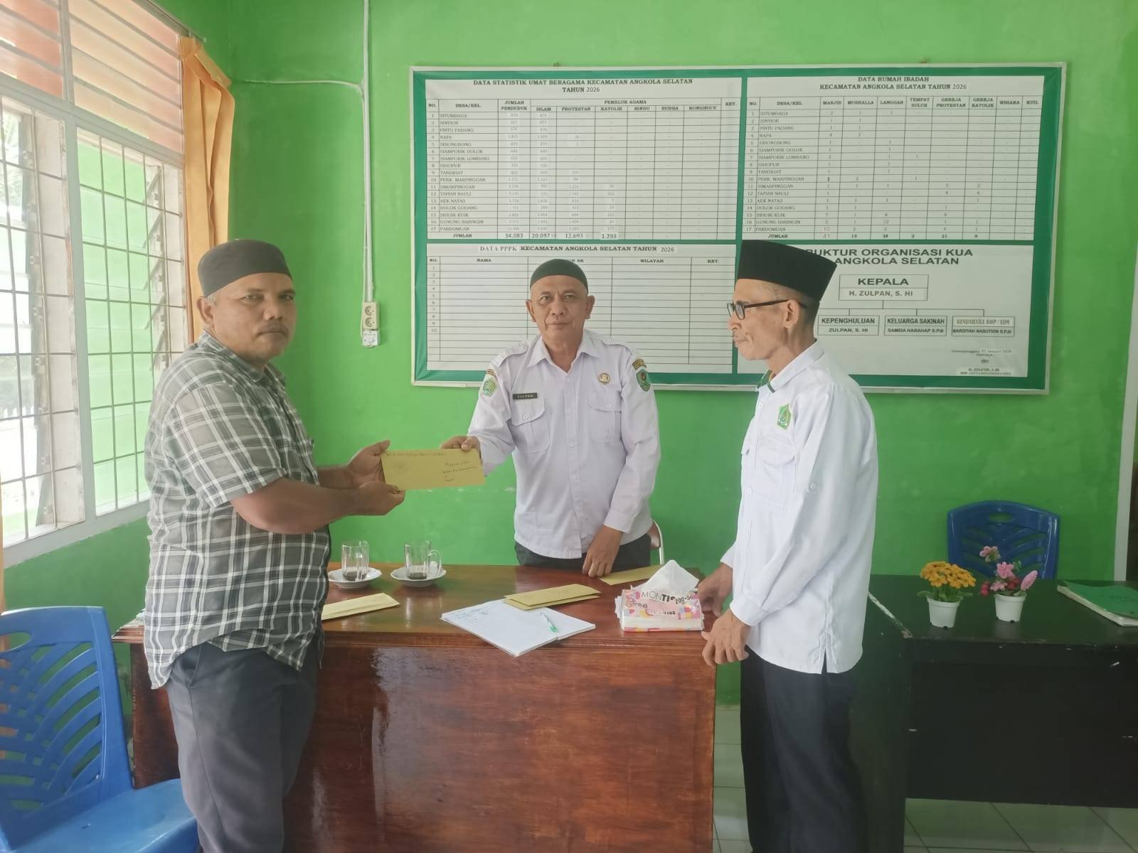 Serahkan SK BKM Darul Falah, Kepala KUA Angkola Selatan Harapkan Aktif Berikan Layanan Keagamaan