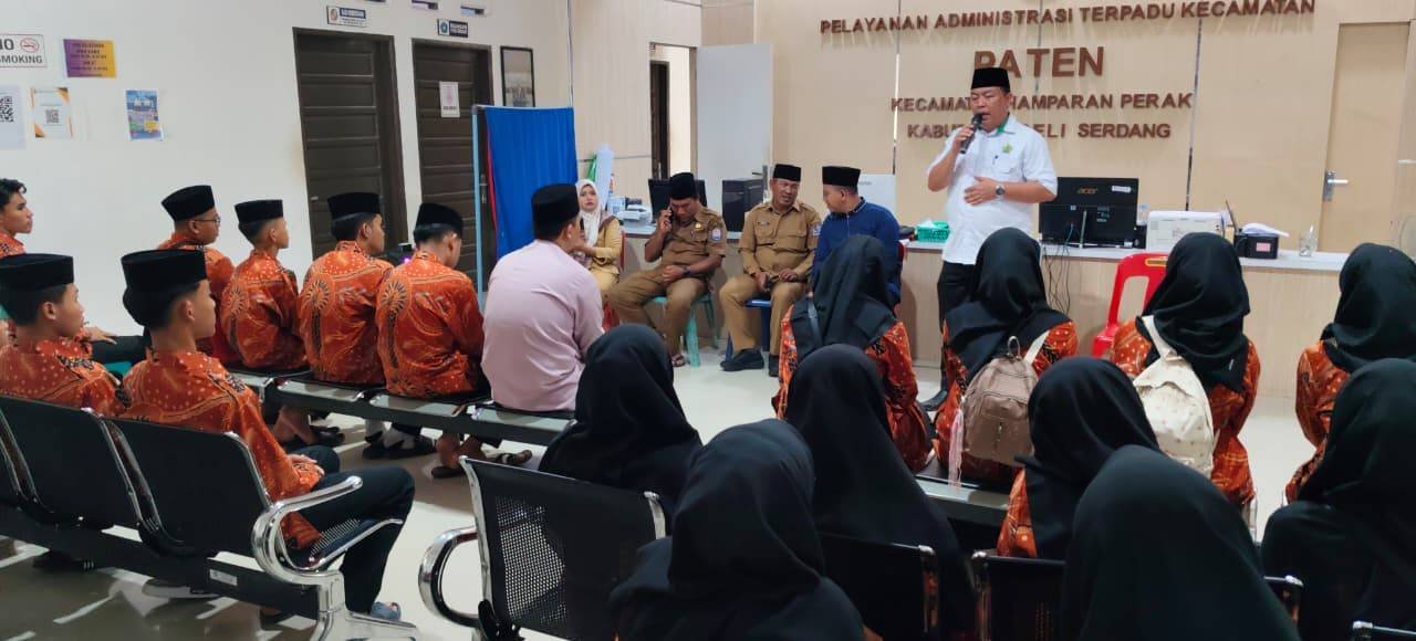 Kepala KUA Hamparan Perak Bakar Semangat Kafilah MTQ Deli Serdang ke-59 Saat Pemberangkatan