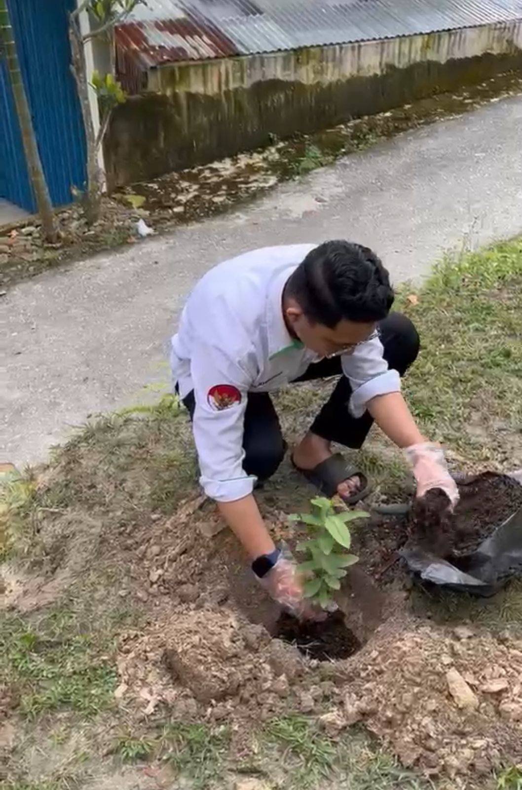 CPNS Penghulu KUA Tualang Laksanakan Penanaman Bibit Pohon sebagai Persiapan Pelantikan PNS Kementerian Agama