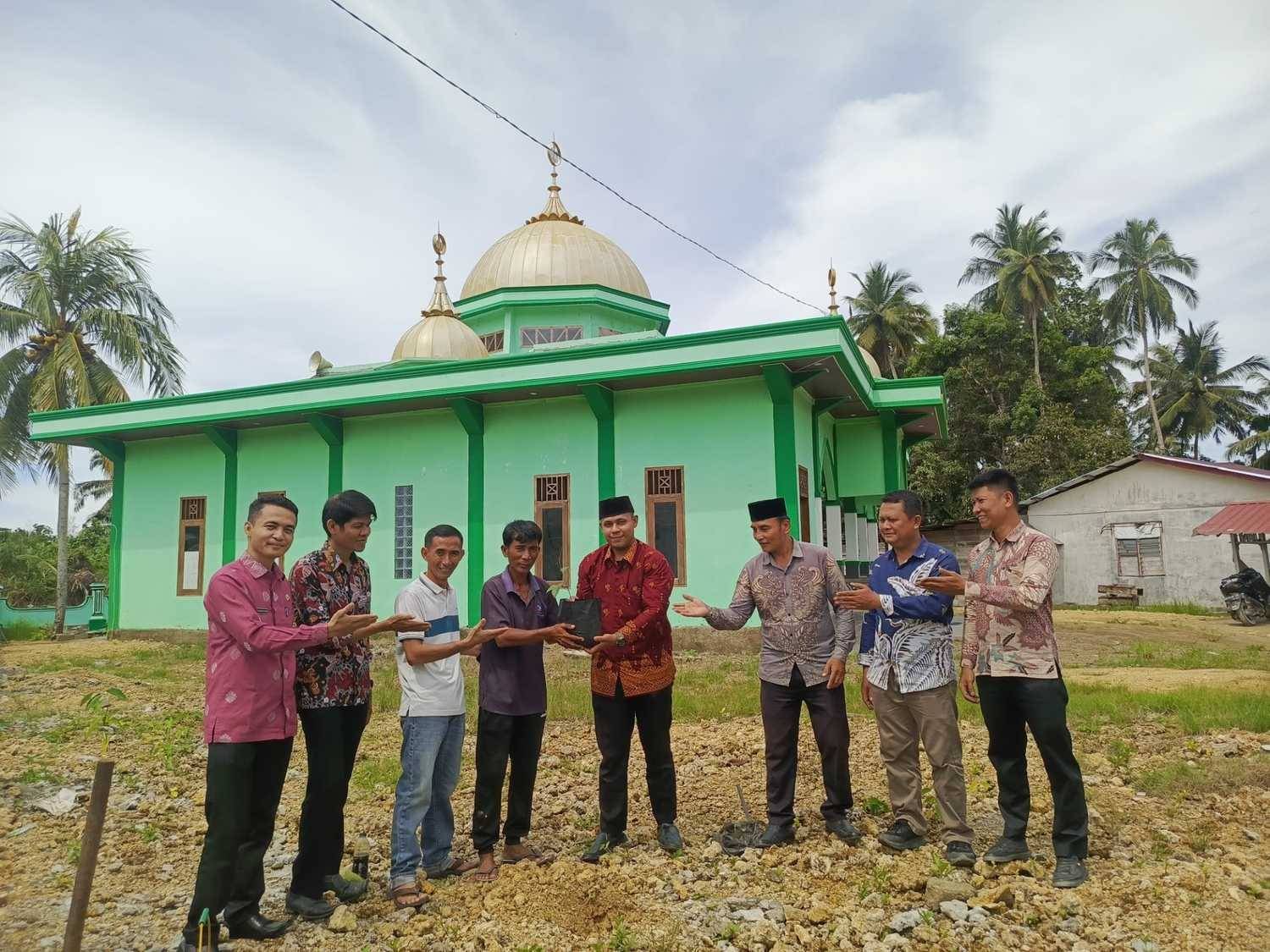 Ekoteologi di Rumah Ibadah, KUA Tuhemberua Tanam Bibit Pohon di Fofola